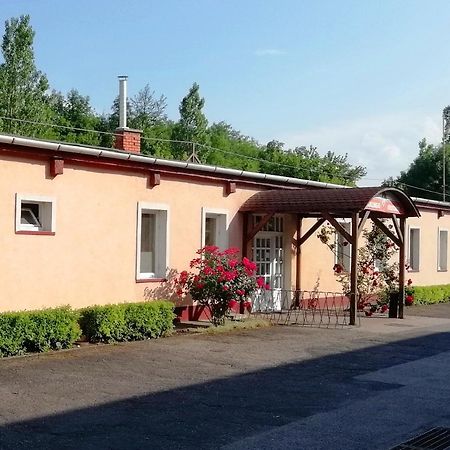 Collingo Belvarosi Szallas Apartment Kazincbarcika Exterior photo