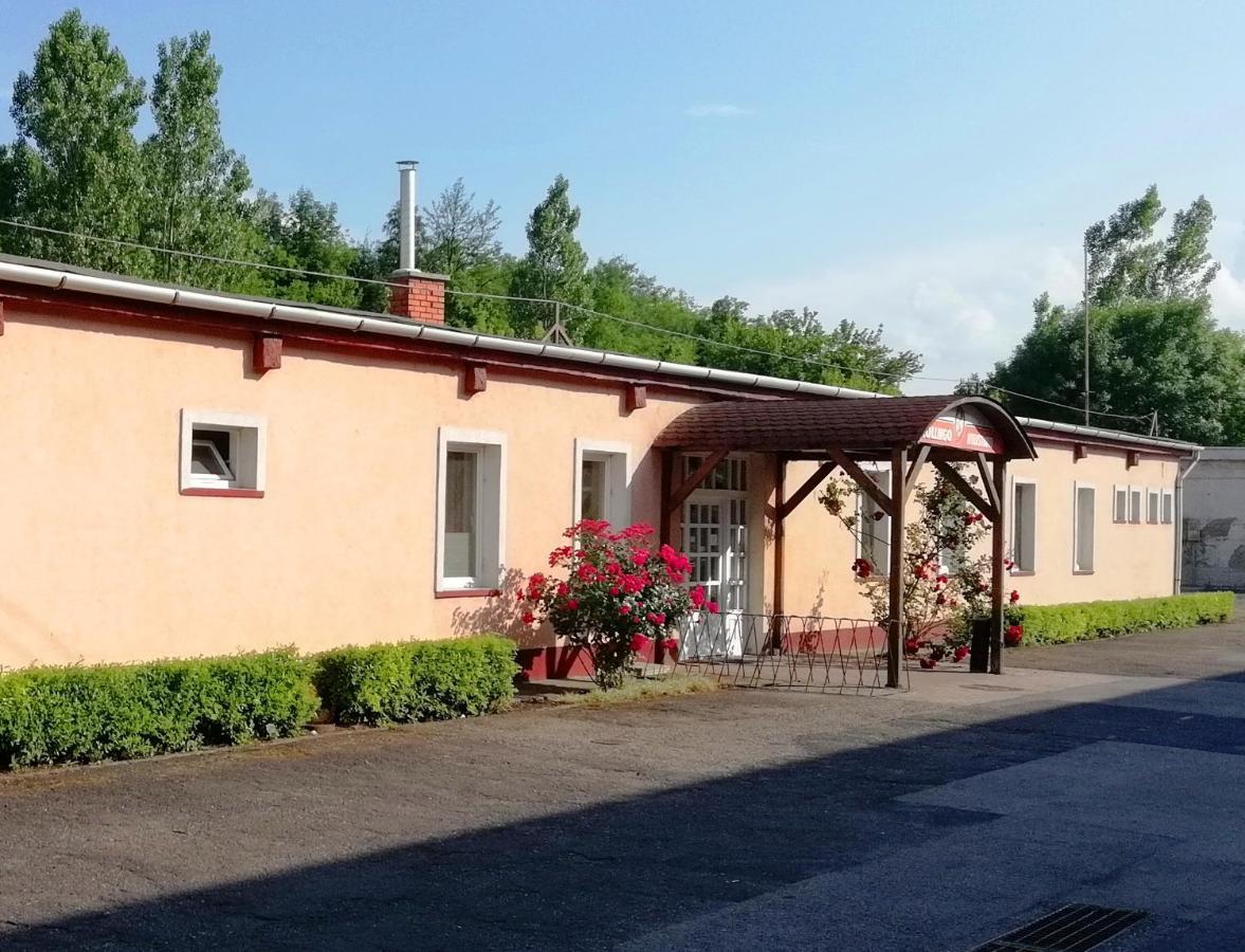 Collingo Belvarosi Szallas Apartment Kazincbarcika Exterior photo